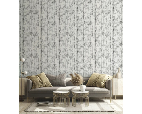 Woonkamer met bank, bijzettafels en behang met bamboepatroon voor een lichte en georganiseerde sfeer.