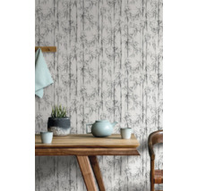 Muur met bamboepatronen, tafel met theepot en kopje