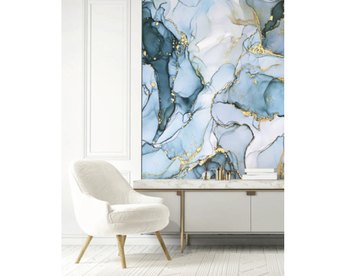 Woonkamer met abstracte muurschildering, fauteuil en dressoir voor een modern interieur.