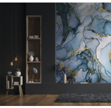 Woonkamer met blauw-gouden marmerbehang, houten plank en minimalistische decoratie