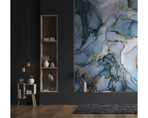 Woonkamer met blauw-gouden marmerbehang, houten plank en minimalistische decoratie