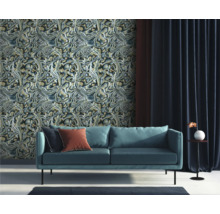 Woonkamer met bank, gordijnen en behang met motief