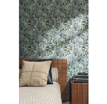 Slaapkamer met bed, nachtkastje en abstract behang