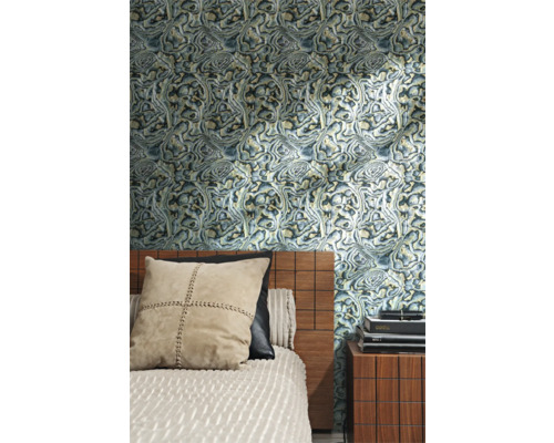 Slaapkamer met bed, nachtkastje en abstract behang