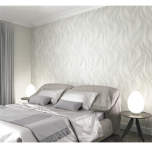 Slaapkamer met bed en golvend patroonbehang