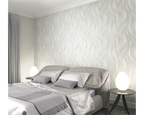 Slaapkamer met bed en golvend patroonbehang