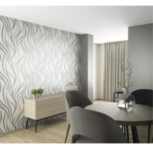 Woonkamer met patroonbehang, dressoir en eettafel met stoelen in een helder en vriendelijk ontwerp