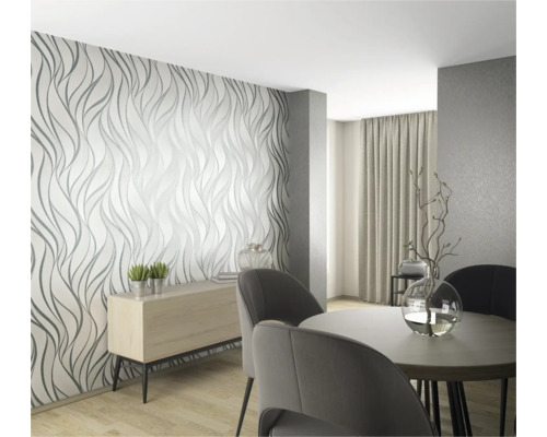 Woonkamer met patroonbehang, dressoir en eettafel met stoelen in een helder en vriendelijk ontwerp