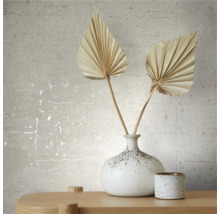 Scene met een vaas, droogbloemen en een beker voor een wandbehang