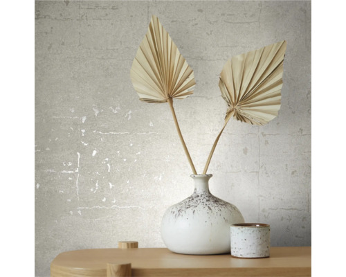 Scene met een vaas, droogbloemen en een beker voor een wandbehang