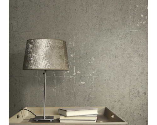 Decoratief behang met lamp en boeken op een tafel