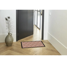 Entree met deurmat en decoratieve vaas met veren