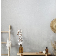 Scène met behang met patroon, decoraties, ladder en tafel