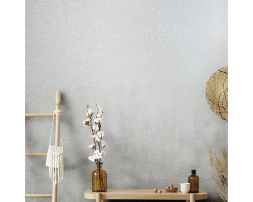 Scène met behang met patroon, decoraties, ladder en tafel