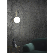 Woonkamer met patroonbehang, lamp en bank