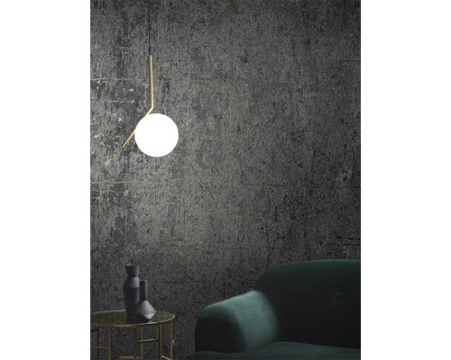 Woonkamer met patroonbehang, lamp en bank