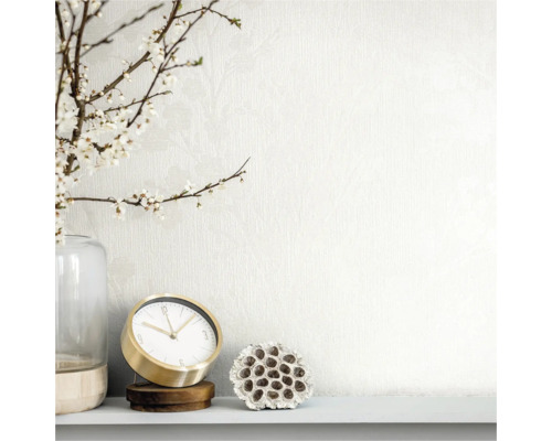 Decoratieve scène met klok, vaas, bloemen en gedroogde zaaddozen op een plank