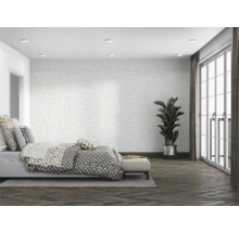 Slaapkamer met bed, kamerplant en raampartij voor een lichte en vriendelijke sfeer