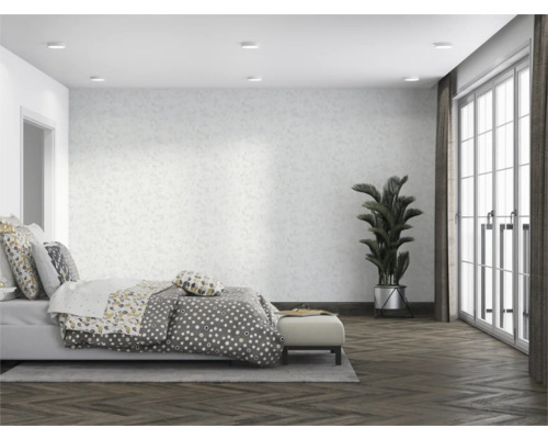 Slaapkamer met bed, kamerplant en raampartij voor een lichte en vriendelijke sfeer