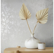 Scene met bedrukt behang met bloemmotief, vaas en decoratie