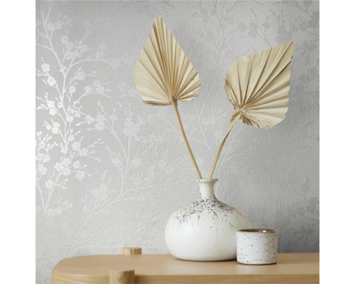 Scene met bedrukt behang met bloemmotief, vaas en decoratie