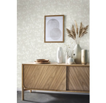Decoratieve kamer met patroonbehang en houten dressoir