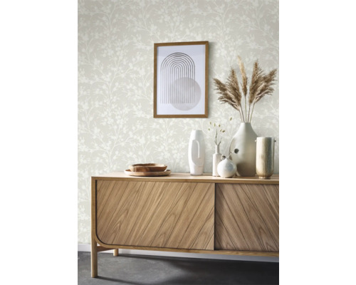 Decoratieve kamer met patroonbehang en houten dressoir