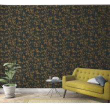 Woonkamer met patroonbehang, bank, plant en tafel