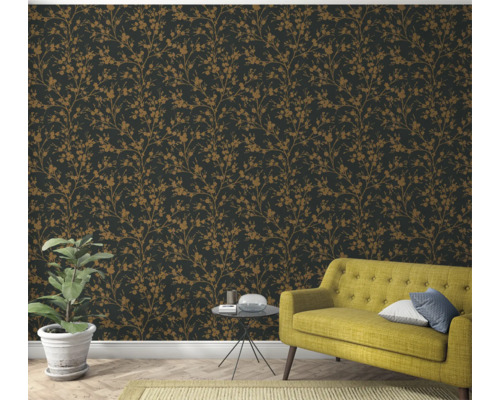 Woonkamer met patroonbehang, bank, plant en tafel