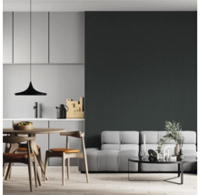 Woonkamer met eettafel, stoelen, bank en salontafel