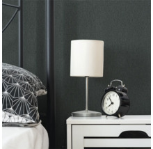 Slaapkamer scène met bed, nachtkastje, lamp en wekker voor donker behang