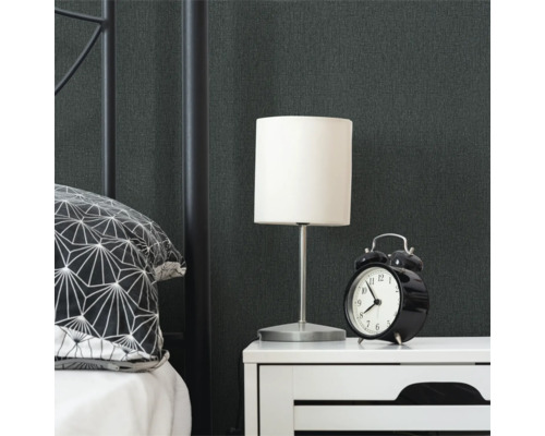 Slaapkamer scène met bed, nachtkastje, lamp en wekker voor donker behang