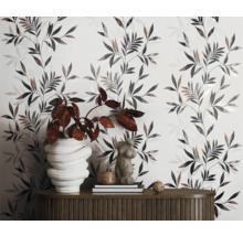 Wand met bladerpatroon, dressoir met decoraties zoals een vaas en een beeld