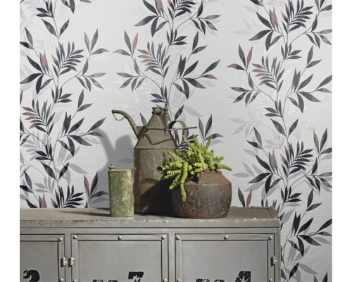 Decoratief behang met plantenmotief en vintage decoratie op een kast