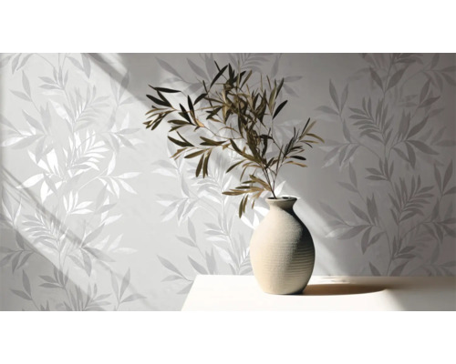 Lichte kamer met patroonbehang en vaas met takken op tafel