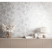 Woonkamer met bloemenbehang en decoratie op een dressoir