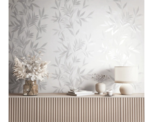 Woonkamer met bloemenbehang en decoratie op een dressoir