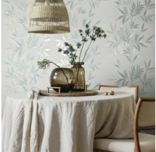 Eettafel met tafelkleed, vazen en bloemendecoratie voor een behang met bloemmotief