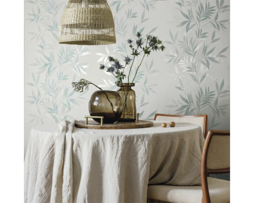 Eettafel met tafelkleed, vazen en bloemendecoratie voor een behang met bloemmotief