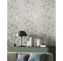 Woonkamer met behang met bladeren, lamp, vazen en decoratie