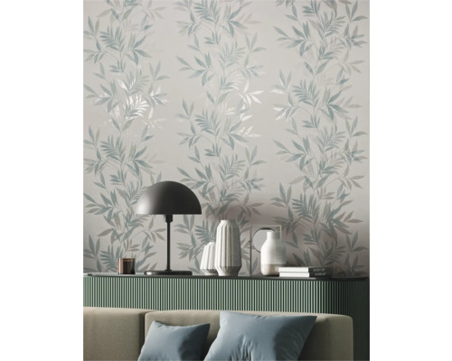 Woonkamer met behang met bladeren, lamp, vazen en decoratie