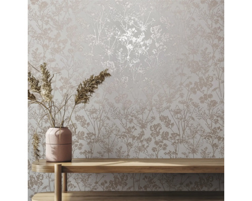 Close-up van een muur met bloemmotief behang en een houten tafel met bloemenvaas.