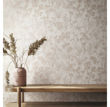 Decoratief behang met plantenmotief op een muur