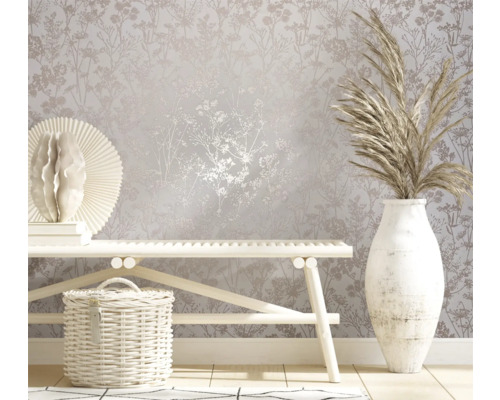 Scene met bloemenbehang, bank, vaas en mand