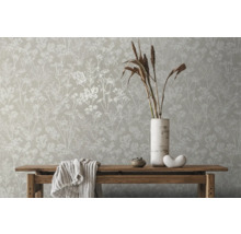 Scene met bloemenbehang, houten tafel, vaas en decoratieve artikelen voor een heldere, georganiseerde sfeer.