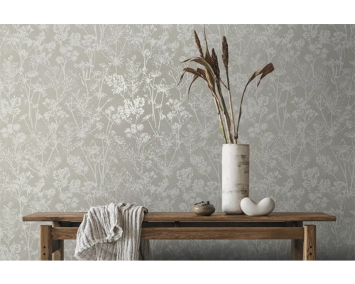 Scene met bloemenbehang, houten tafel, vaas en decoratieve artikelen voor een heldere, georganiseerde sfeer.