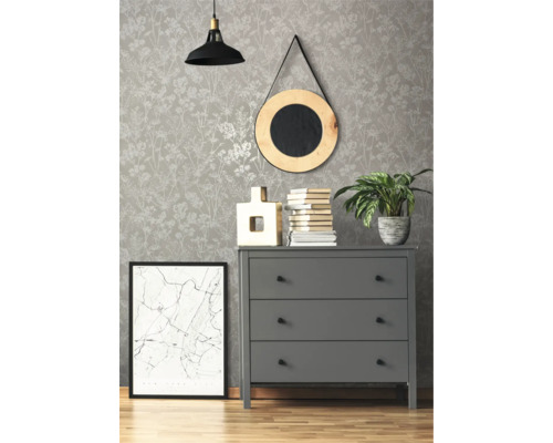 Decoratief interieur met patroonbehang, ladekast, spiegel, lamp en kamerplant