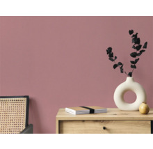 Decoratieve wandbekleding met patroonbehang in woonkamerscène