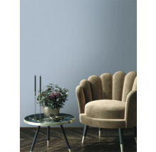 Decoratieve scène met fauteuil, bijzettafel, kaarsen en planten voor interieurontwerp.