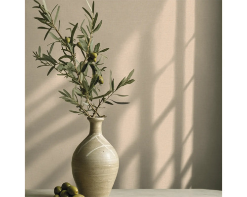 Decoratieve scène met een vaas en een olijftak op een tafel